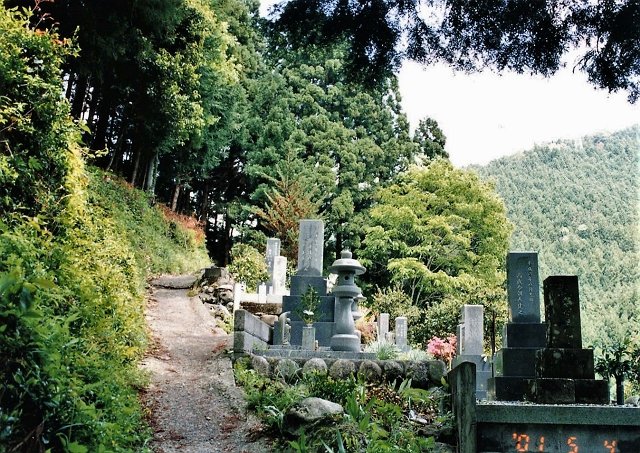 	山腹の墓地	