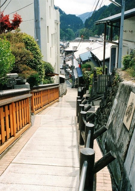 	商店街の旧道を下る。	