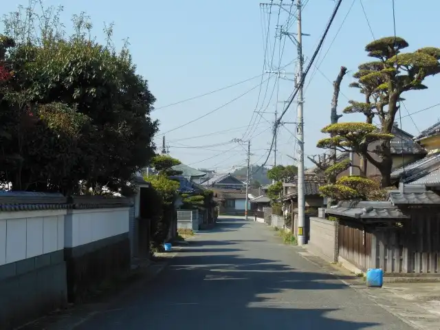 小田牛乳所(右)