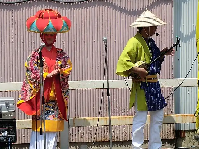 沖縄女性と三線弾き