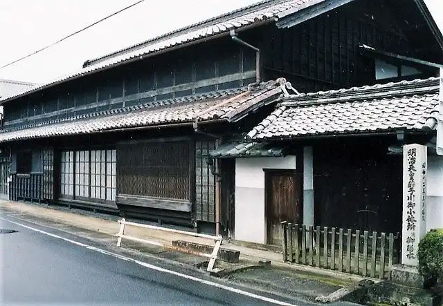 茄子川の明治天皇碑（右）