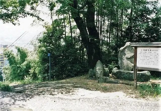 芭蕉句碑（右）