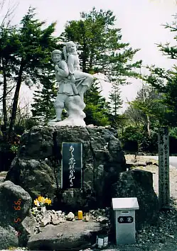 政井みね兄妹の像