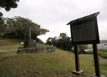 浦添城の前の碑