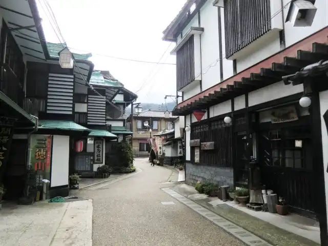 温泉本町通り