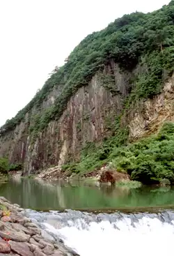 七ヶ宿街道　天然記念物「材木岩」