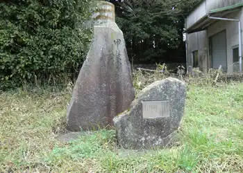 街道沿いの歌碑