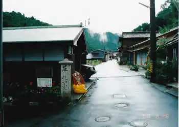 街道沿いに建つ道標